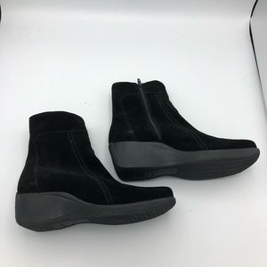 La Canadienne Women’s Suede wedge ankle boots booties black size 7 M